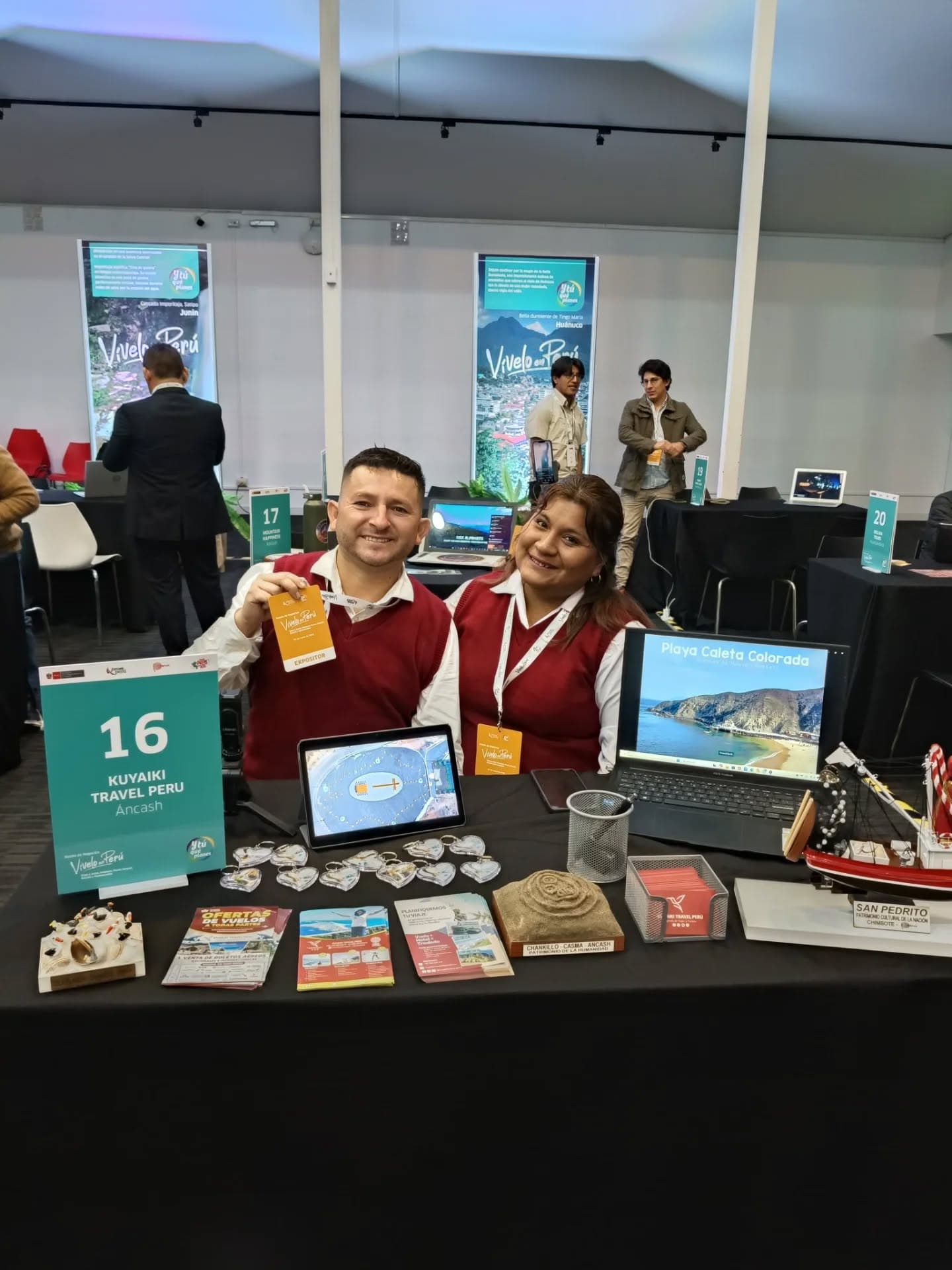 Directora en feria de turismo