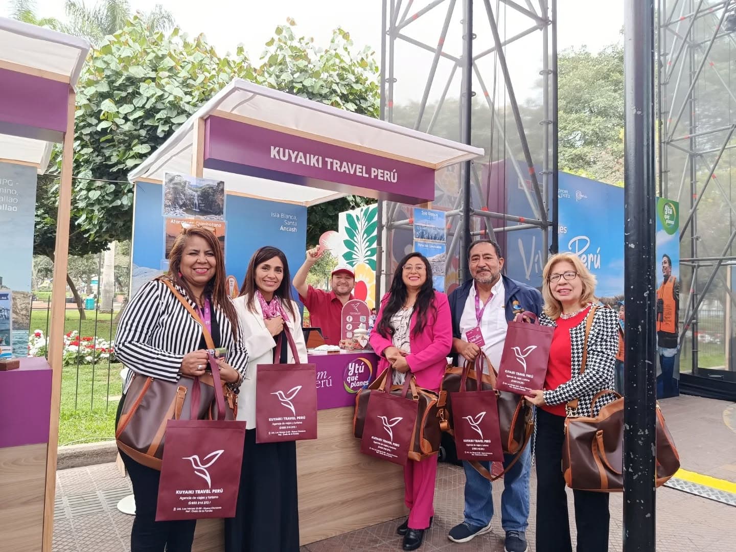 Equipo KUYAIKI Travel en stand de feria