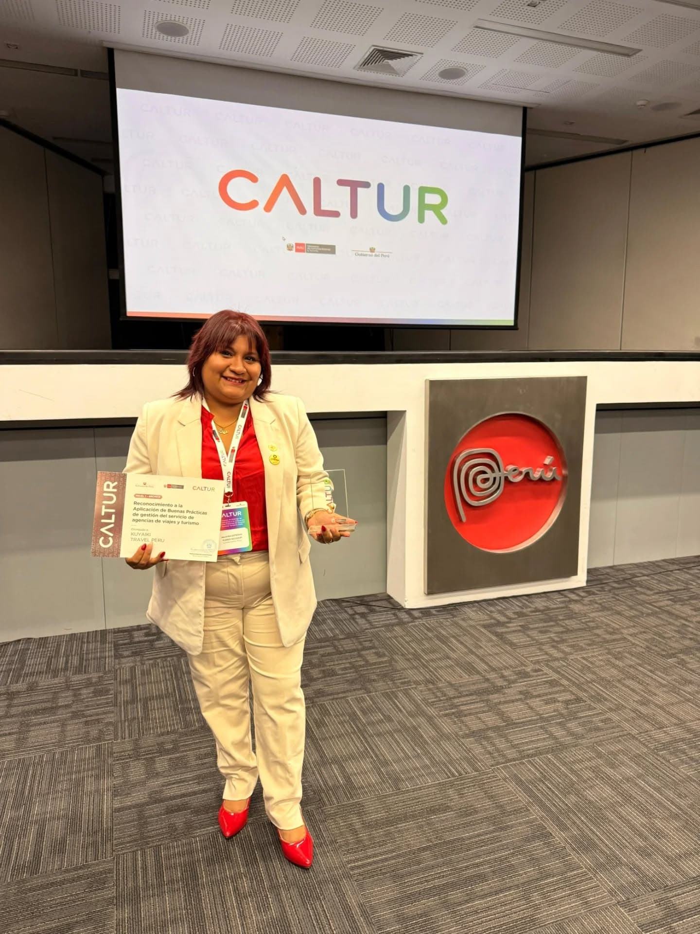Directora KUYAIKI Travel recibiendo reconocimiento CALTUR