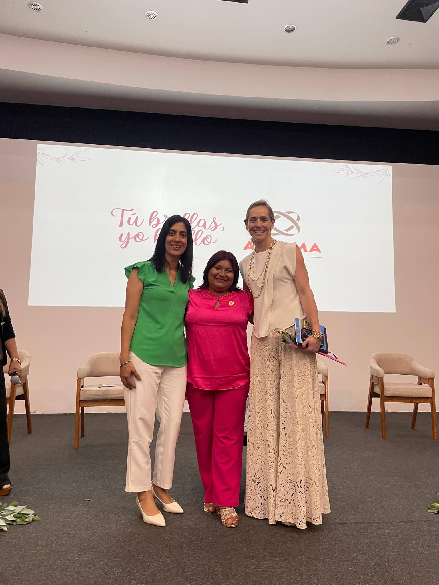 Directora KUYAIKI en evento empresarial