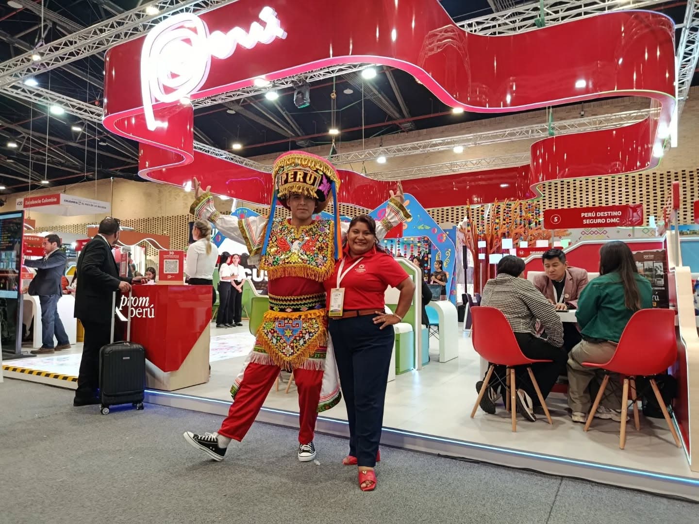 Directora KUYAIKI en pabellón Perú